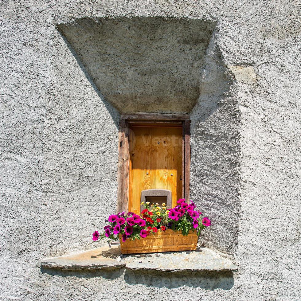 ventana tipica de engadina foto