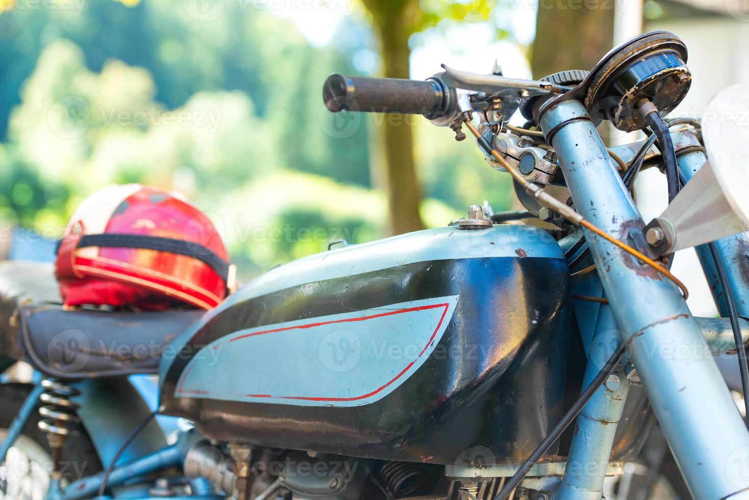 motocicleta antigua en la ciudad foto