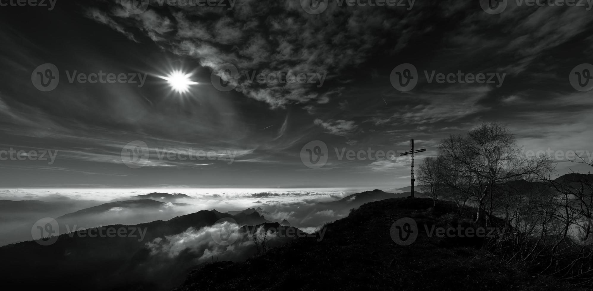 montañas panorámicas con cruz de cumbre foto