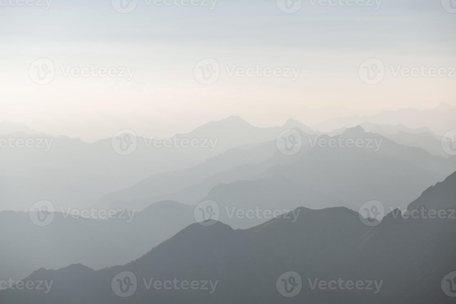 líneas de montaña hacia la distancia en el cielo foto