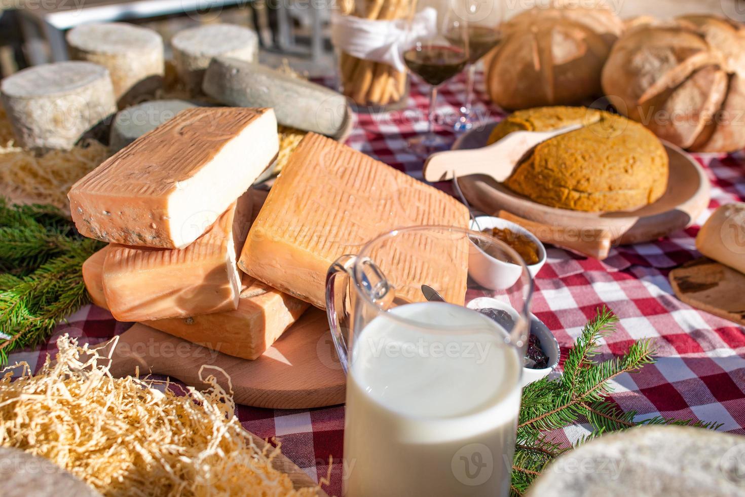 leche y queso con comida en una mesa fuera de una casa de campo en los alpes italianos foto