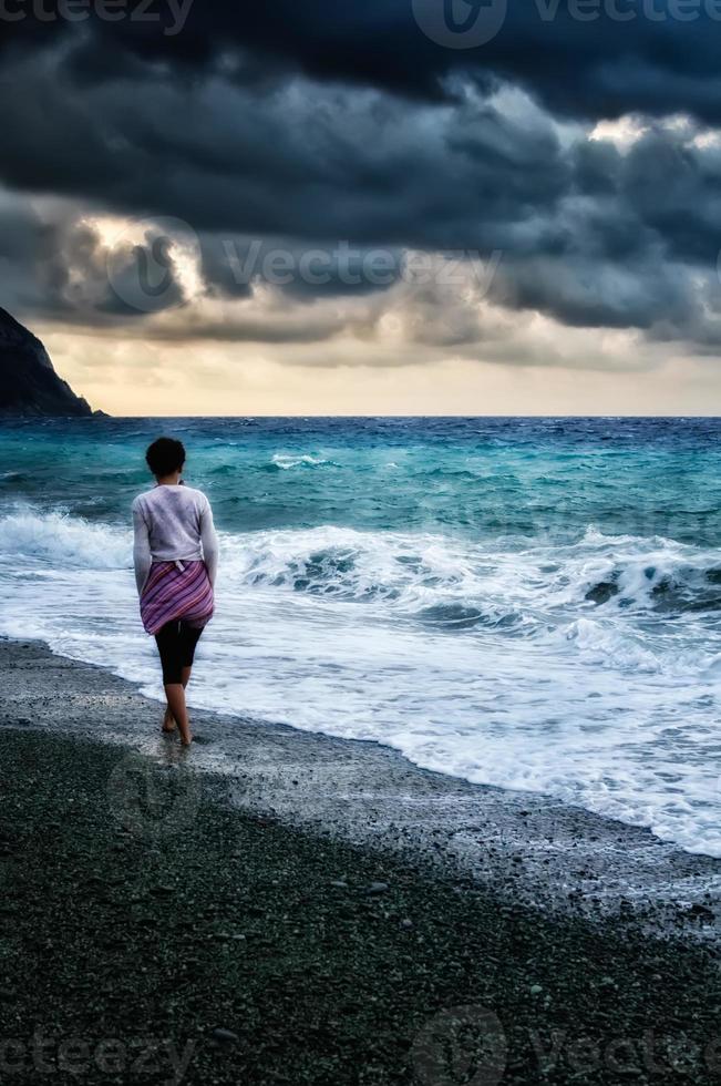 chica caminando por el mar foto