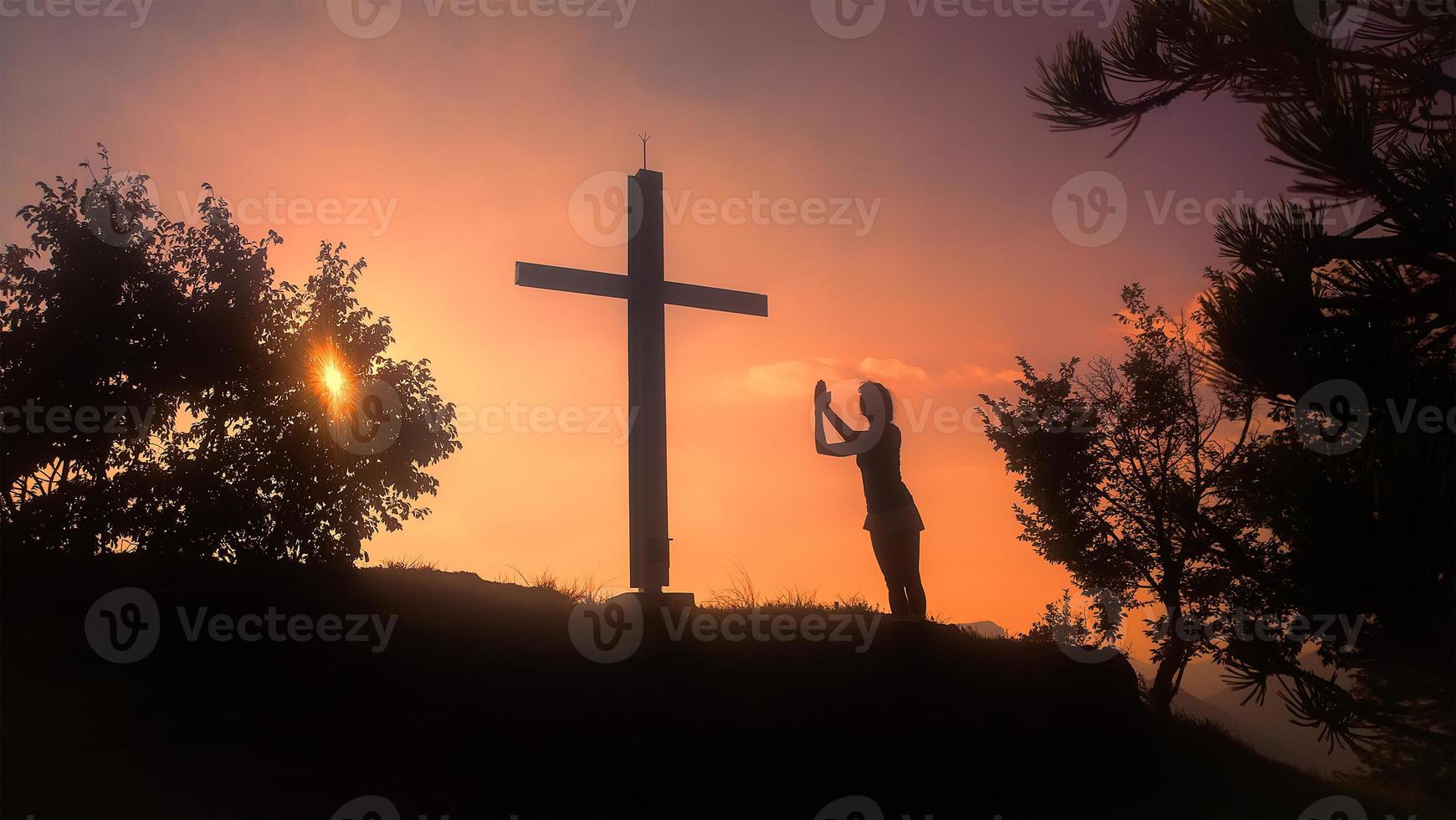 oración de una mujer en una cruz foto