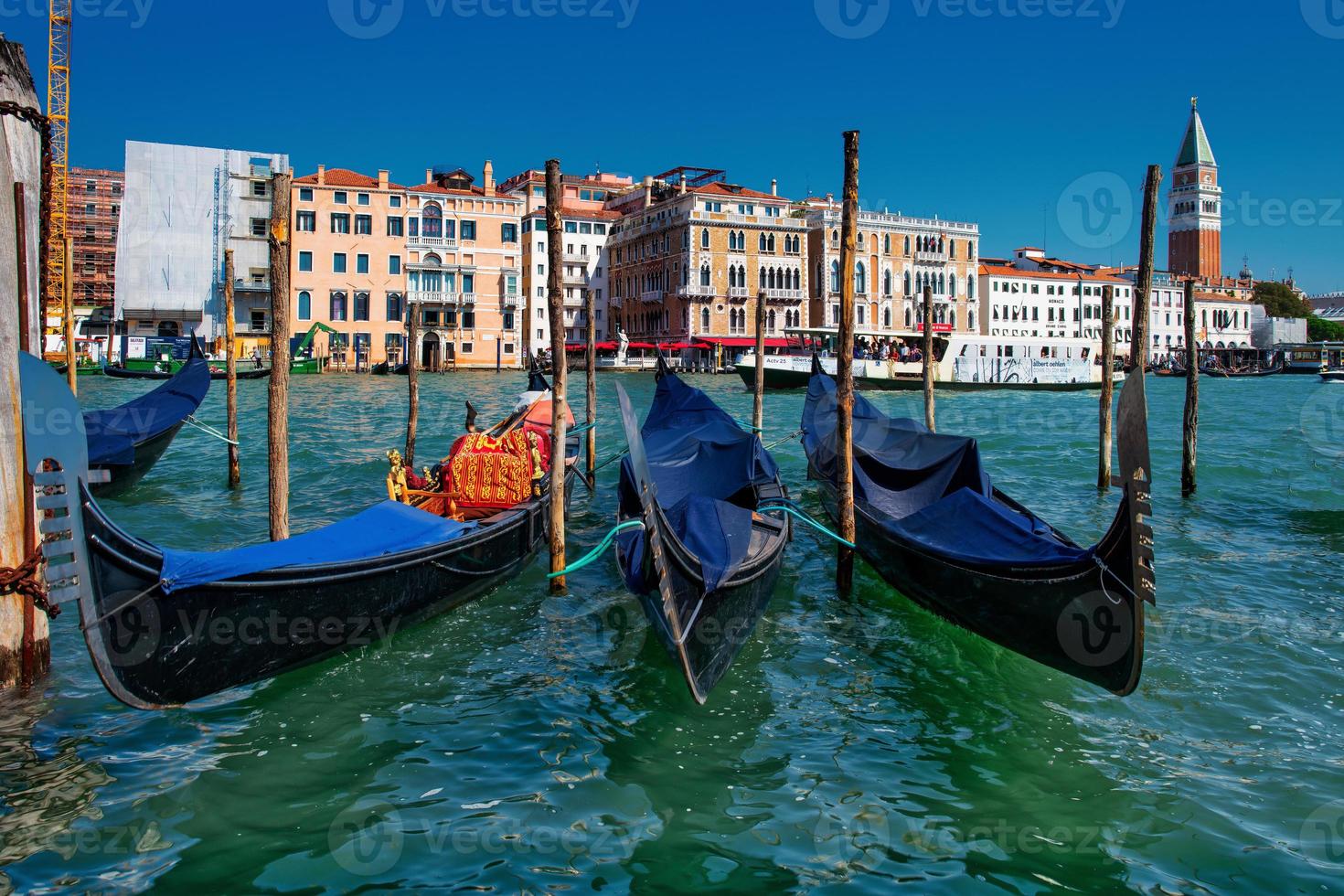 góndolas en venecia cerca de piazza san marco foto