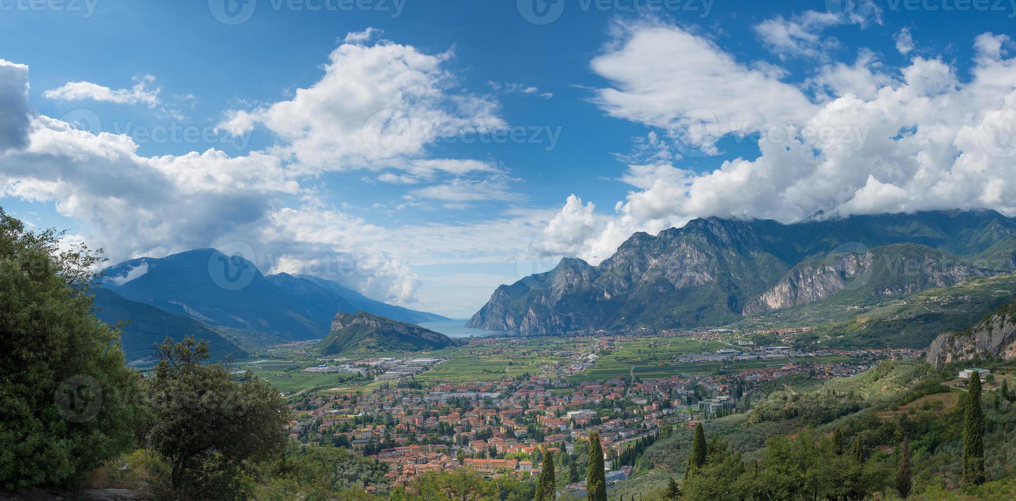 alto lago de garda trentino - italia foto