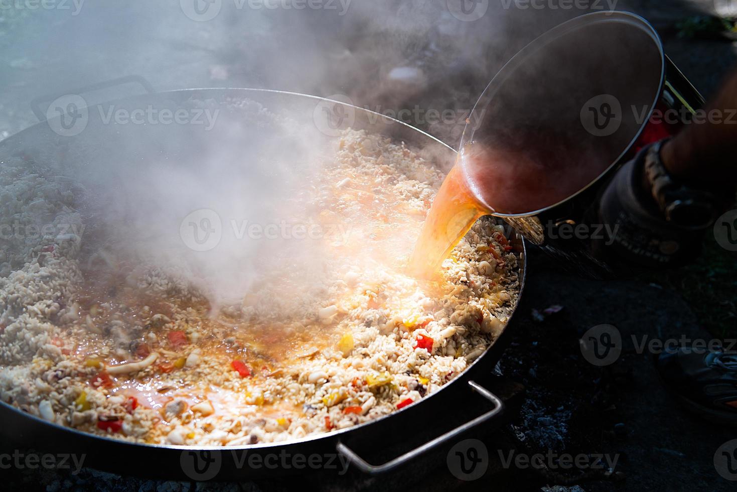preparar paella con caldo foto