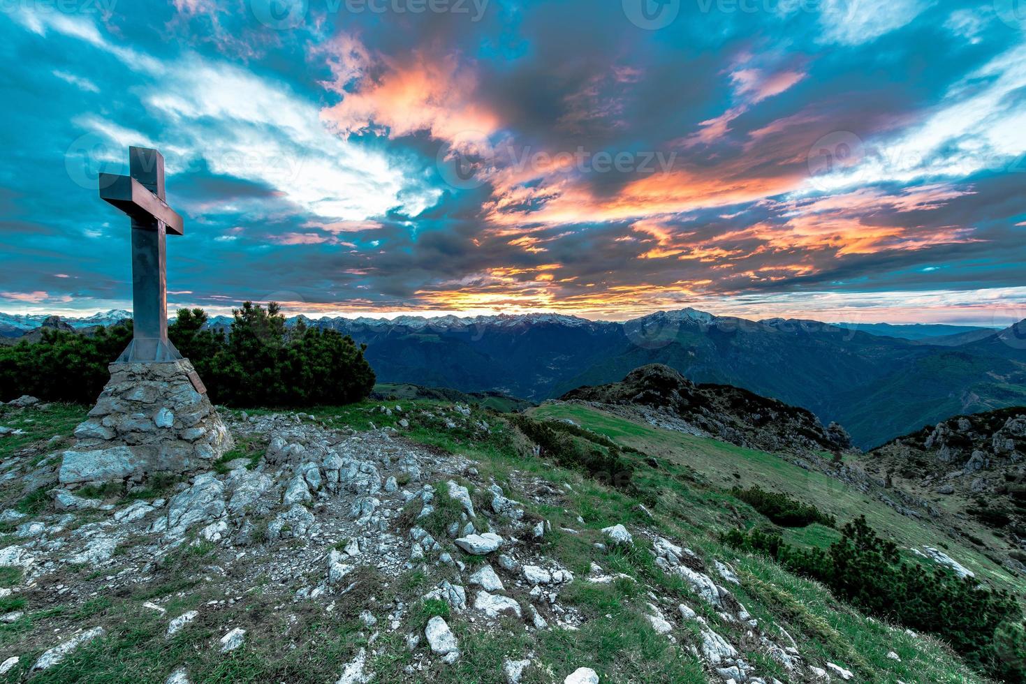 amanecer desde la cima de la colina foto