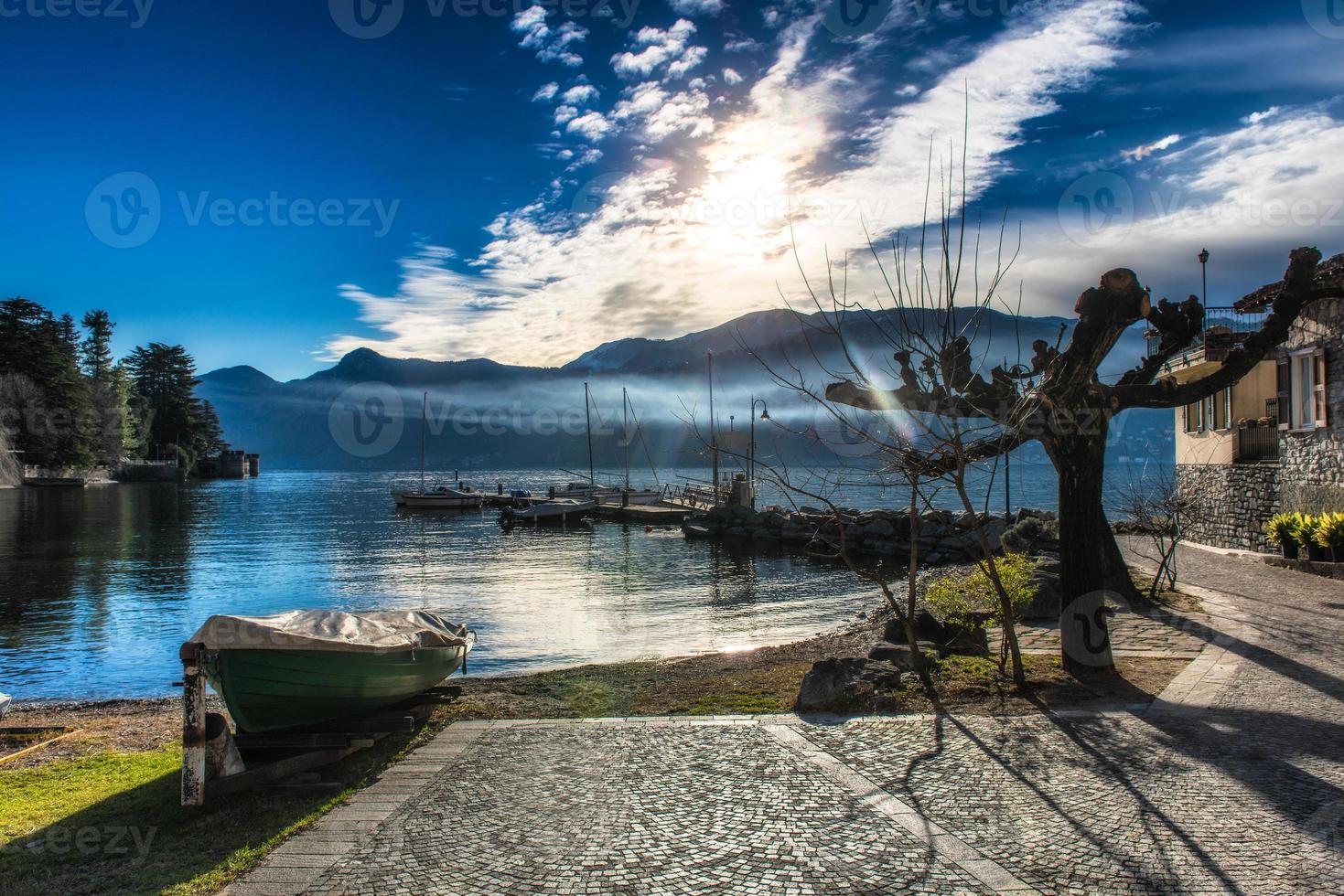 atracar barcos en el lago de como italia foto