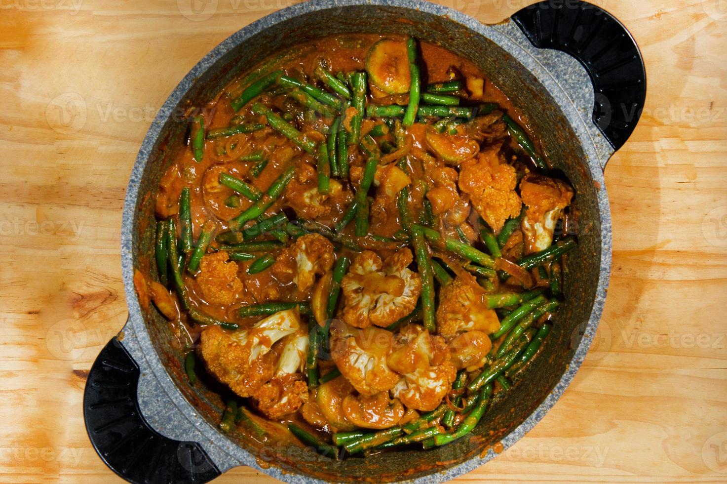 Baked green beans, chicken meat,, mushrooms, lemon and sesame seeds mixed in blue bowl. Healthy and balanced meal photo