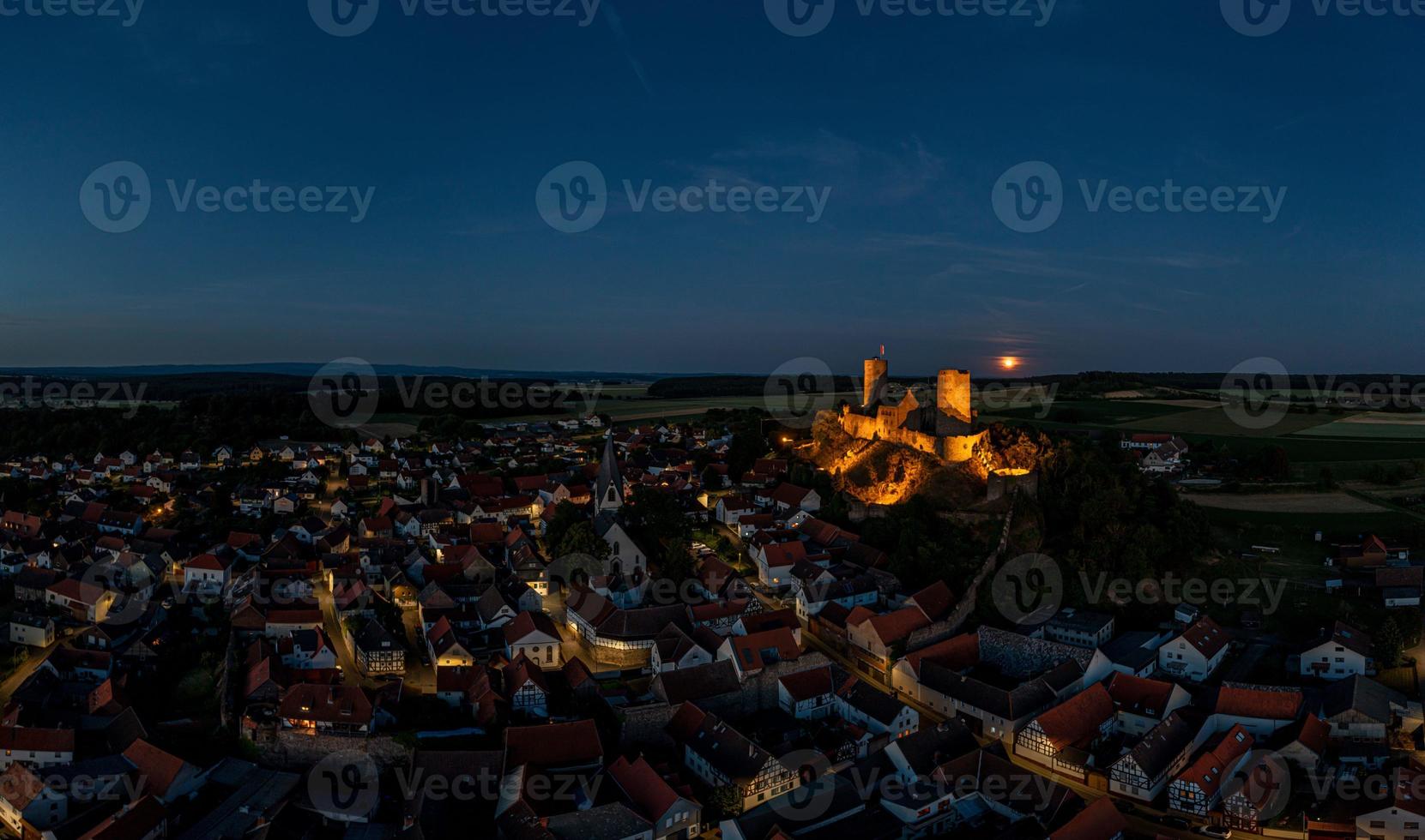 imagen de la ruina iluminada del castillo de muenzenberg en alemania por la noche foto
