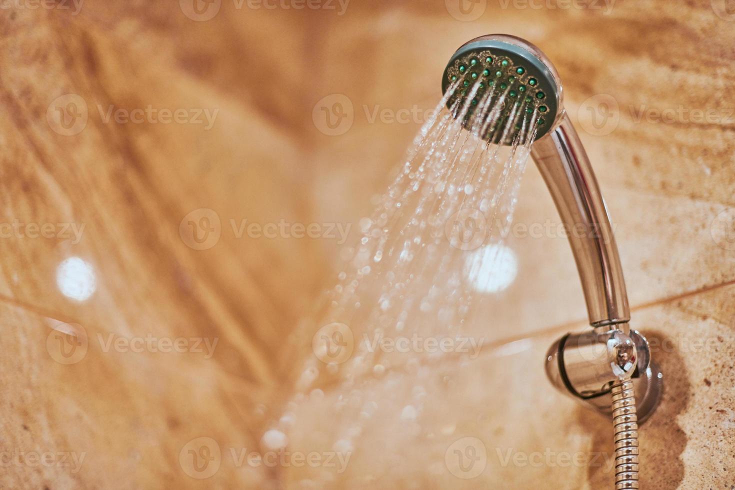 cabezal de ducha en baño. foto