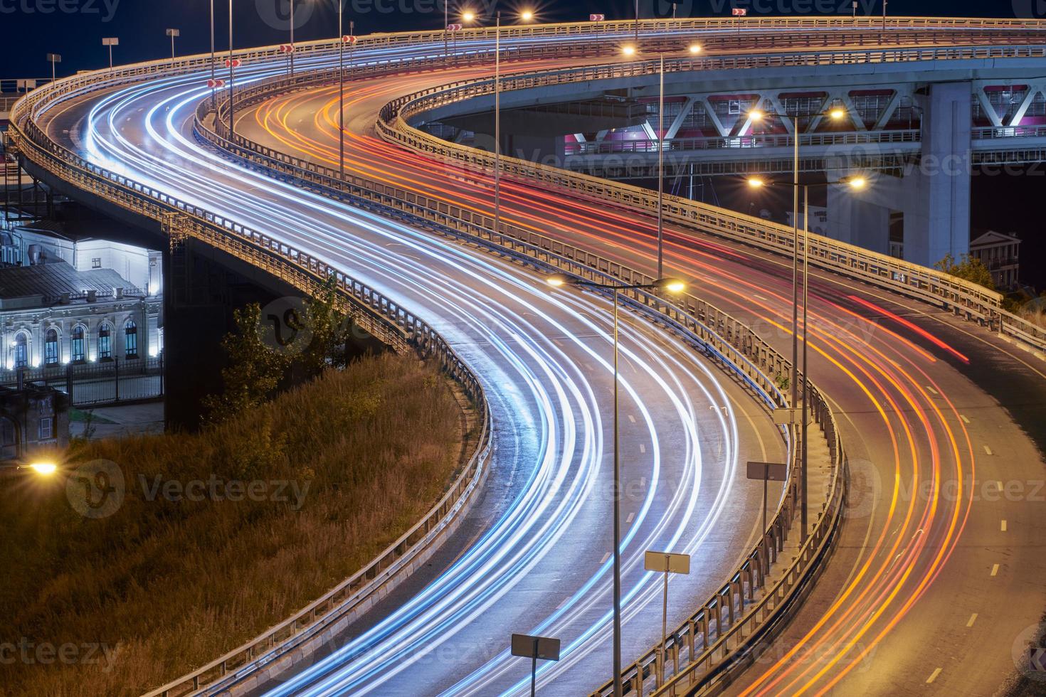 carretera en las luces de la noche foto