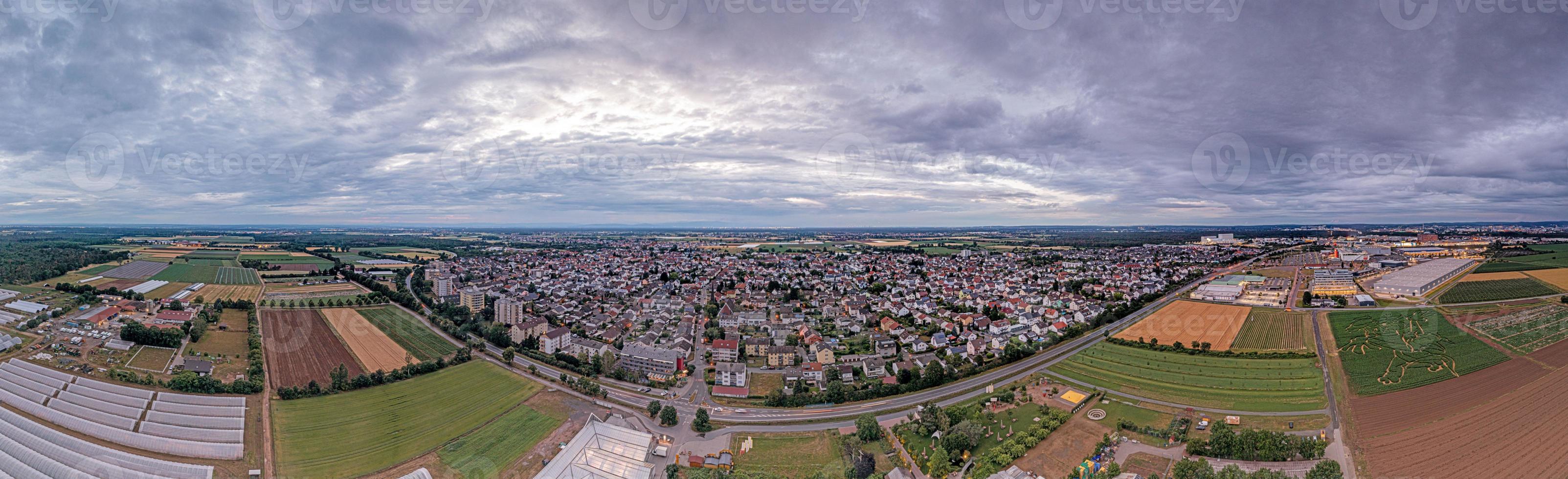 panorama de drones sobre el municipio alemán weiterstadt en el sur de hesse durante la puesta de sol foto