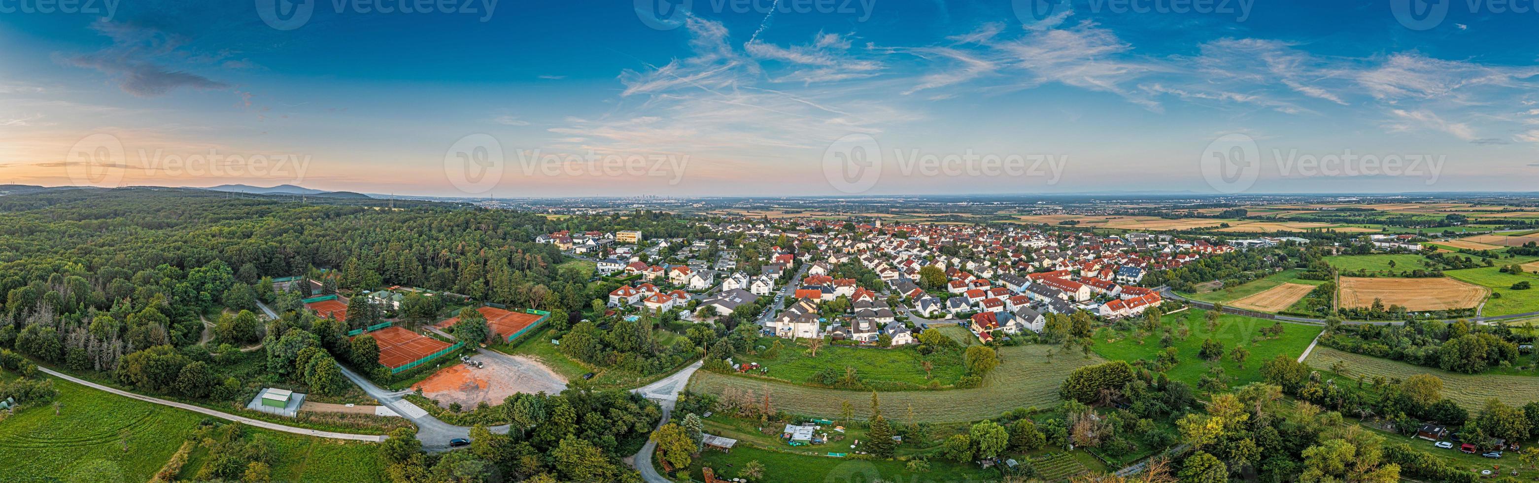 panorama de drones sobre el asentamiento alemán de arpillera del sur de diedenbergen cerca de wiesbaden en la luz del atardecer foto