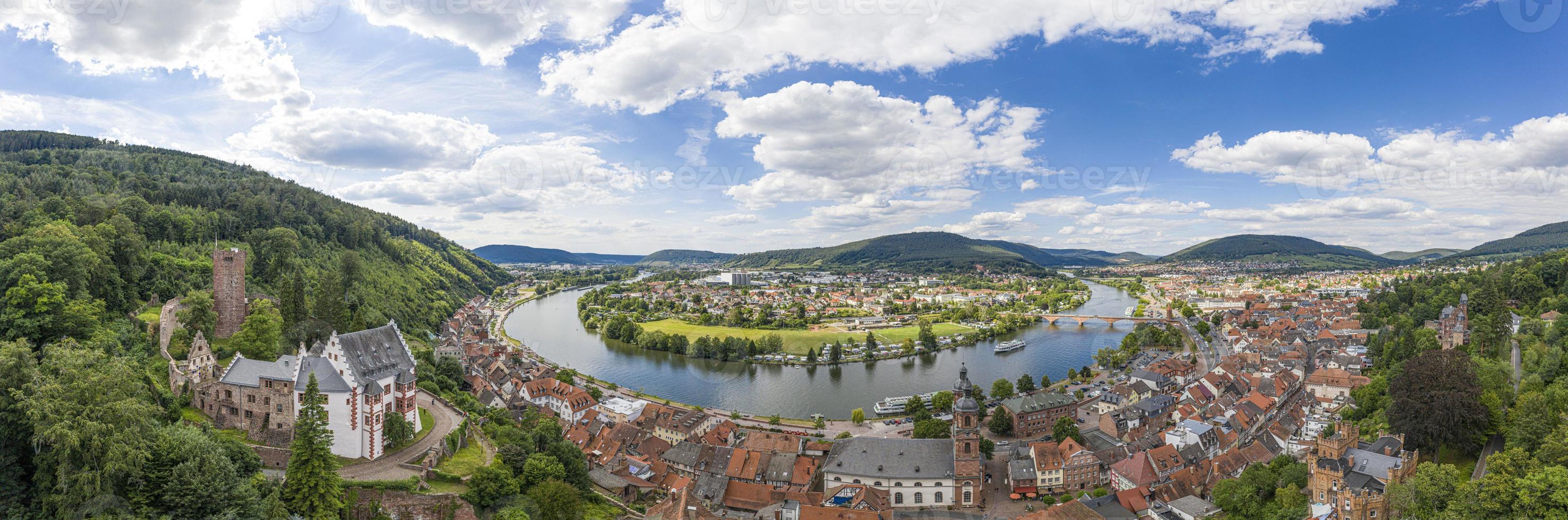 imagen panorámica de drones aéreos de la ciudad medieval de miltenberg en alemania durante el día foto