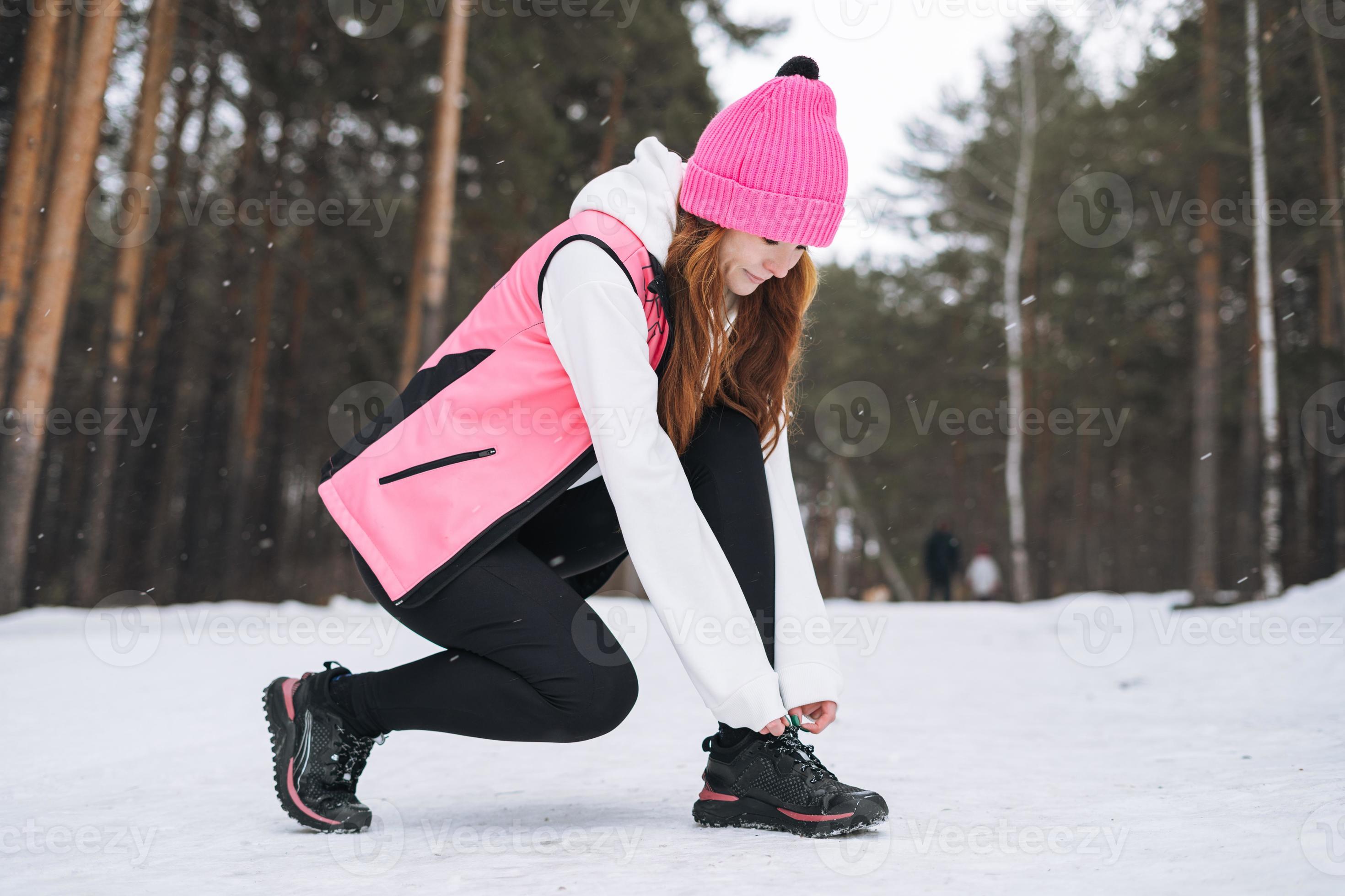 Mujer joven con sled vestida con ropa de invierno casual. Lindo gracioso  mestizos caucásicos mujer asiática sentado en el trineo retro cerca de  nieve cuesta abajo. Una mujer que padece en un