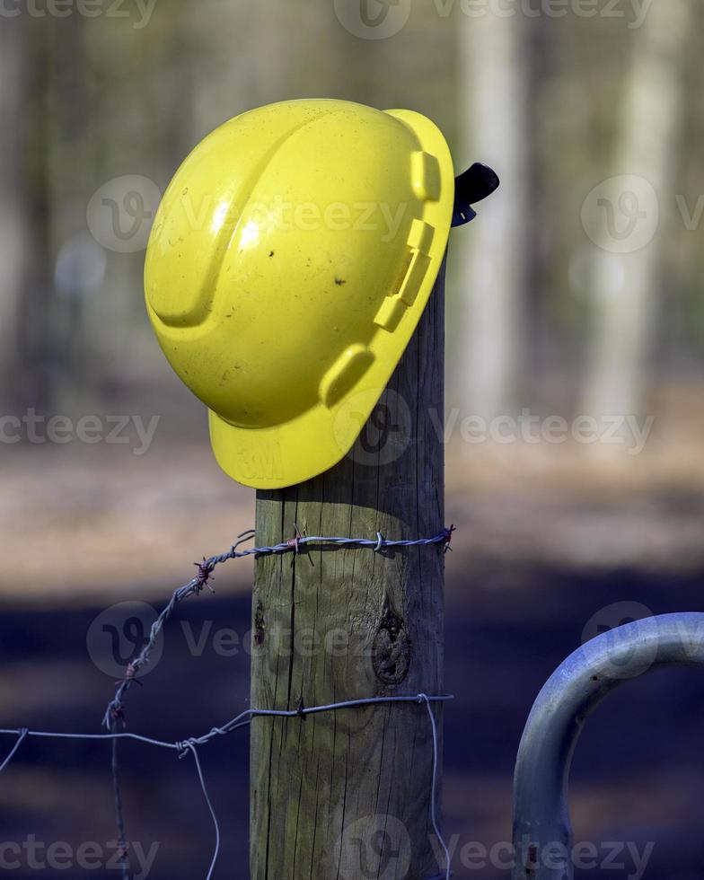 un casco amarillo de trabajadores de la construcción foto