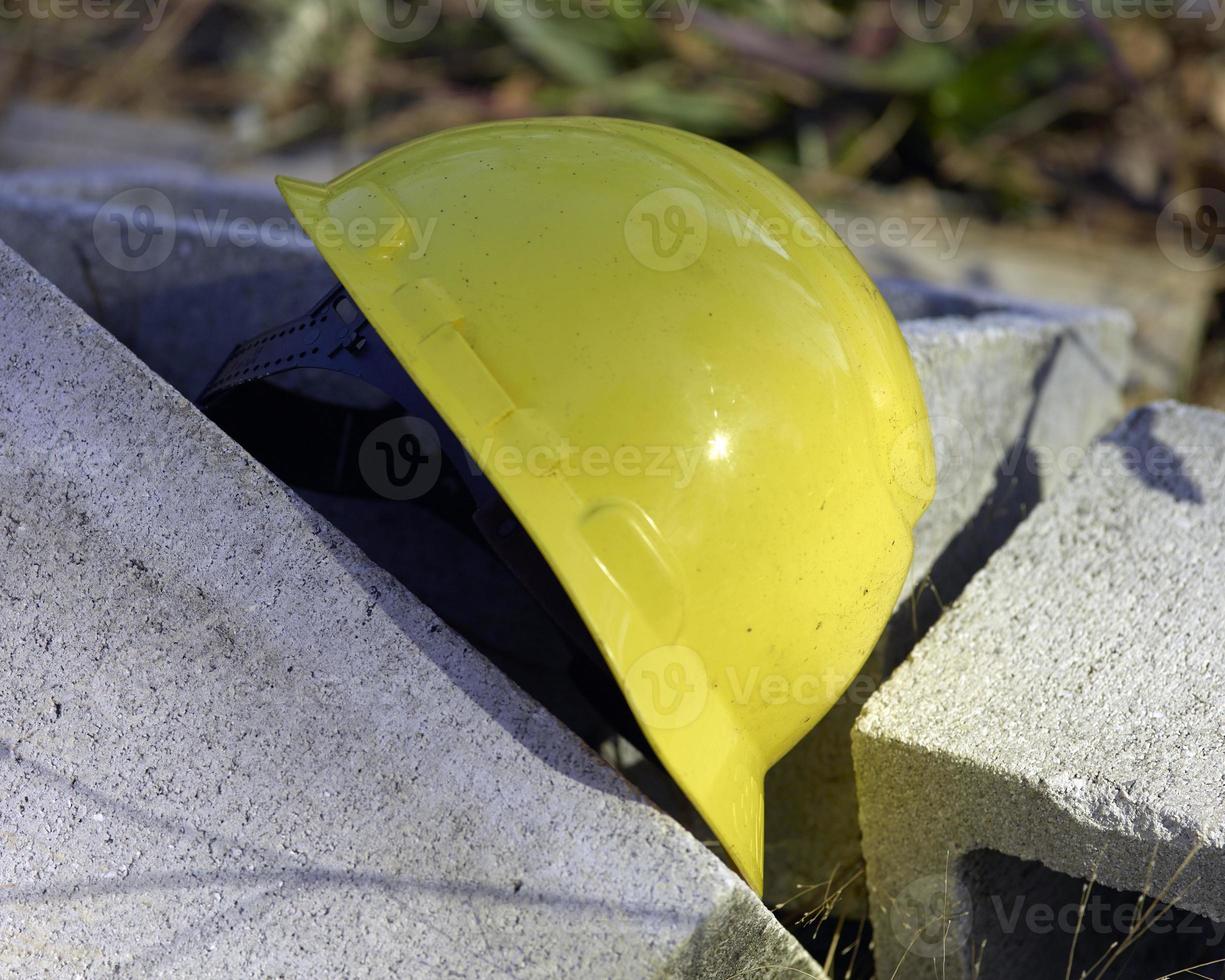 un casco amarillo de trabajadores de la construcción foto