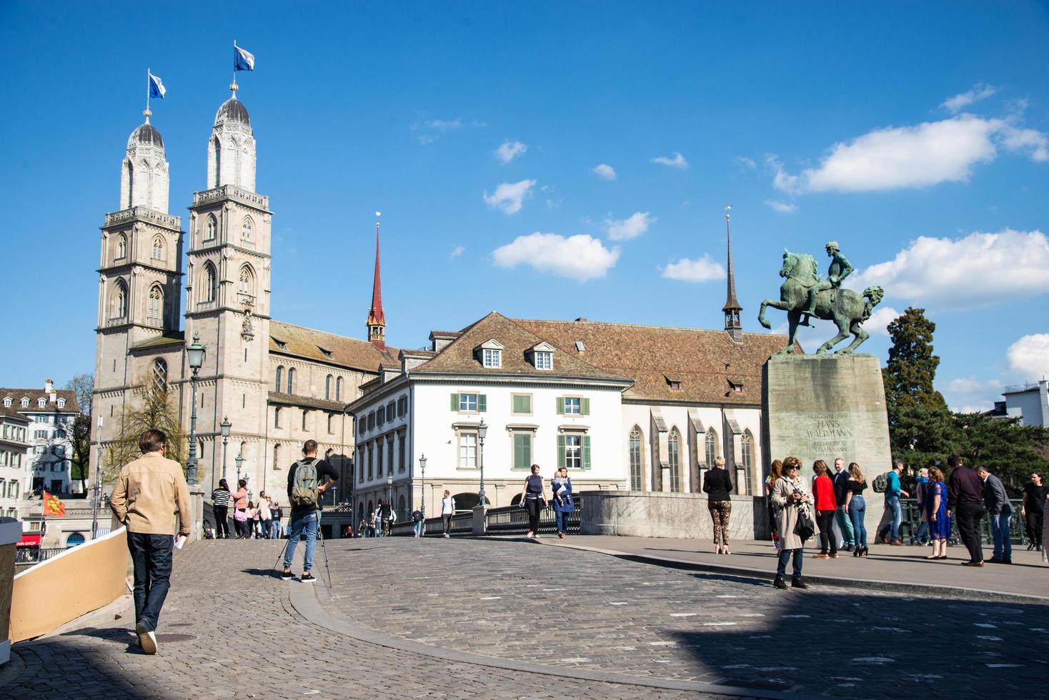 zurich, suiza-17 de abril de 2018, vista de linderholf el casco antiguo de zurich en el río limmat y la catedral de frauenmunster, suiza foto