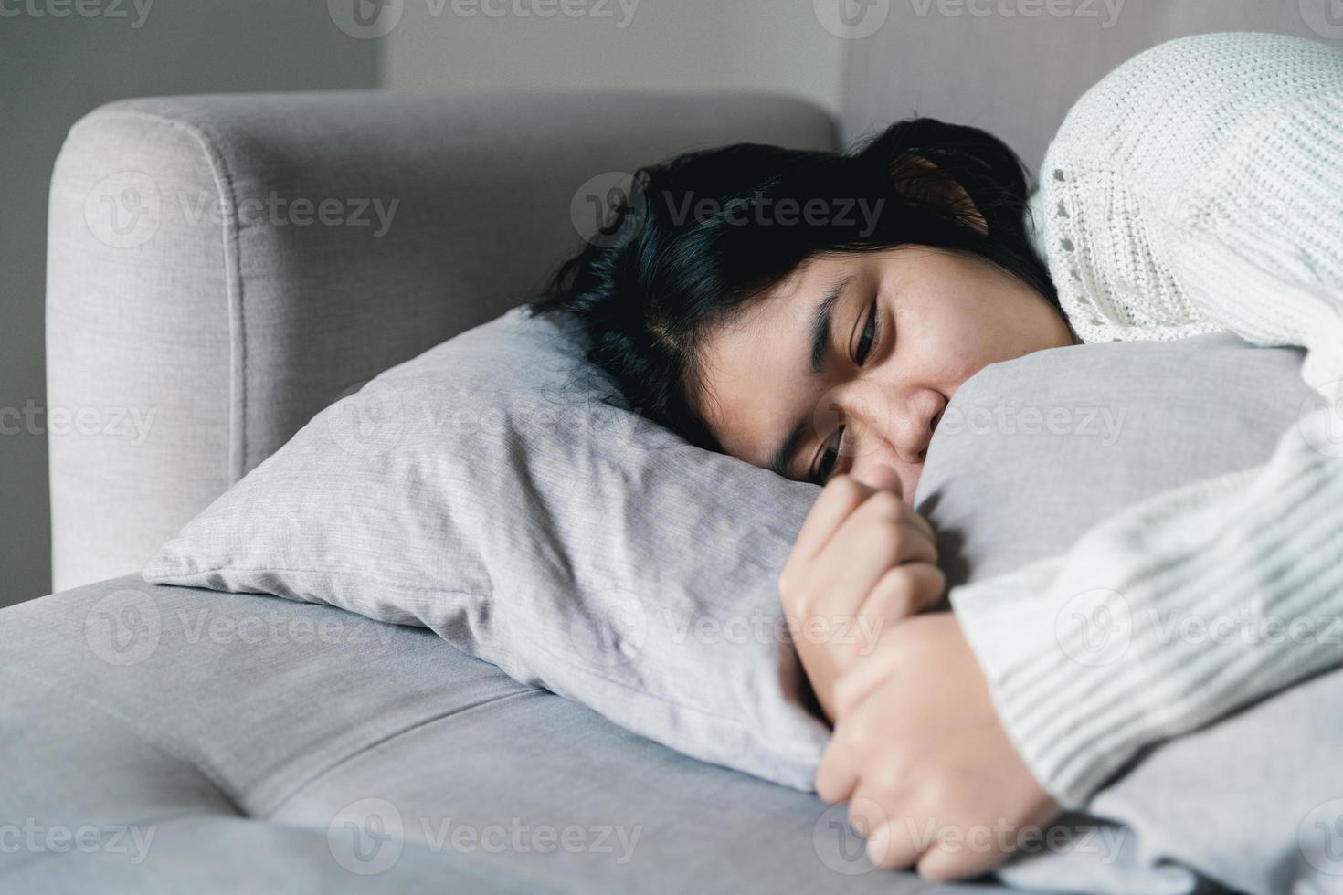 concepto de depresión adolescente triste. molesta a una adolescente sentada en la ventana interior. ansiedad mujer joven desesperación y estrés. las mujeres solitarias e infelices son víctimas sociales. juventud de la soledad en casa. foto