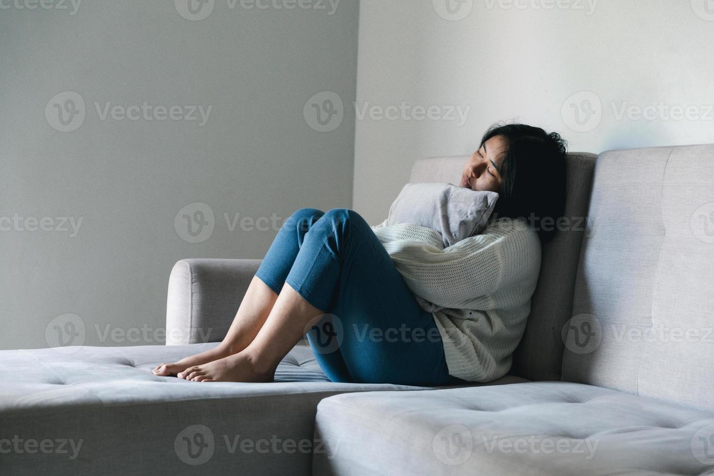 concepto de depresión adolescente triste. molesta a una adolescente sentada en la ventana interior. ansiedad mujer joven desesperación y estrés. las mujeres solitarias e infelices son víctimas sociales. juventud de la soledad en casa. foto