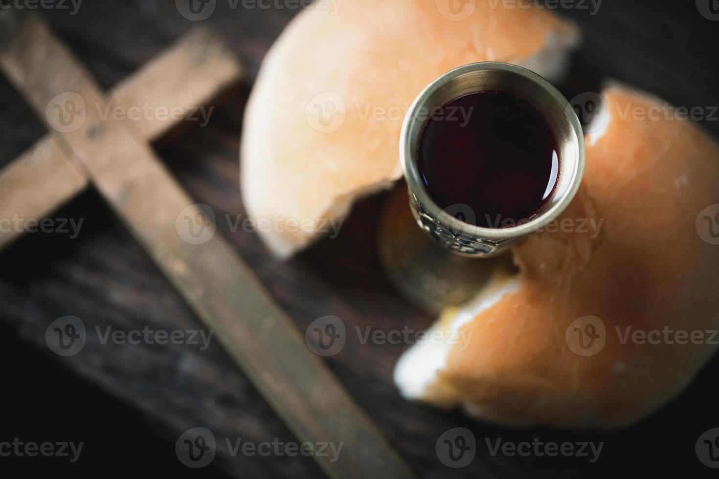 concepto de eucaristía o sagrada comunión del cristianismo. la eucaristia es el sacramento instituido por jesus. durante la última cena con los discípulos. el pan y el vino es el cuerpo y la sangre de jesucristo de los cristianos. foto