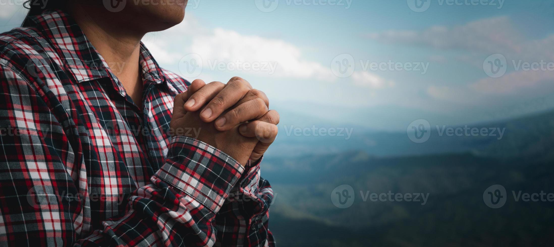 pancarta con espacio de copia de manos de mujer rezando a dios sobre el fondo de la naturaleza. panorama de la adoración de la mujer con fe y amor. concepto de religión, cristianismo, fe, paz, esperanza foto