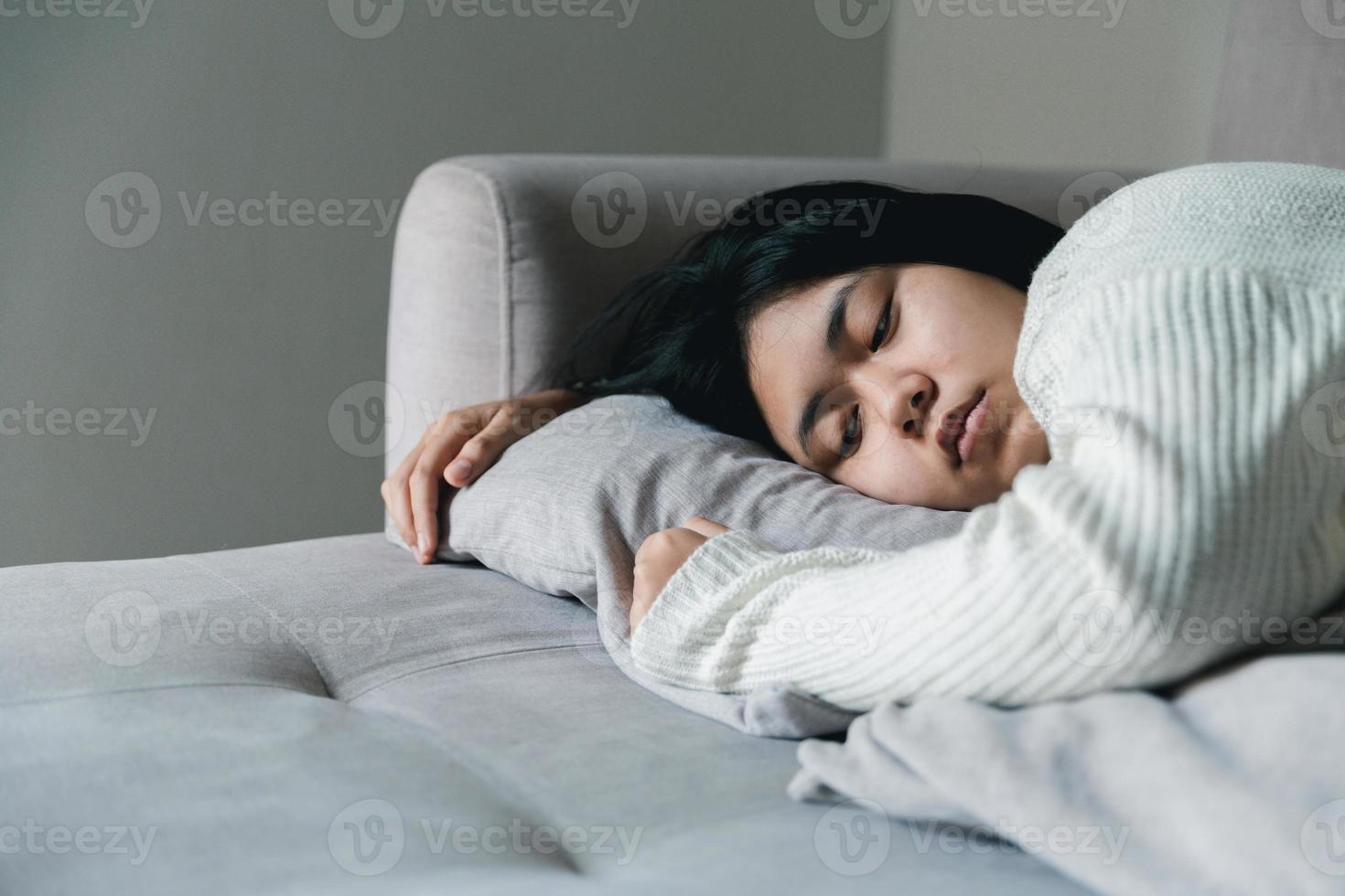 concepto de depresión adolescente triste. molesta a una adolescente sentada en la ventana interior. ansiedad mujer joven desesperación y estrés. las mujeres solitarias e infelices son víctimas sociales. juventud de la soledad en casa. foto