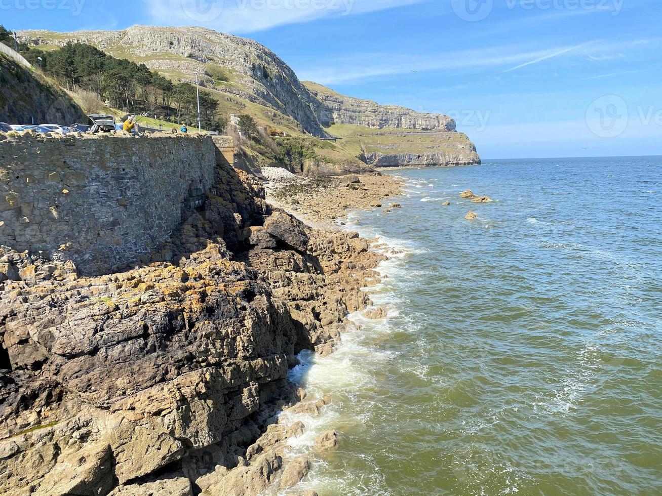 una vista de la costa norte de gales cerca de llandudno foto