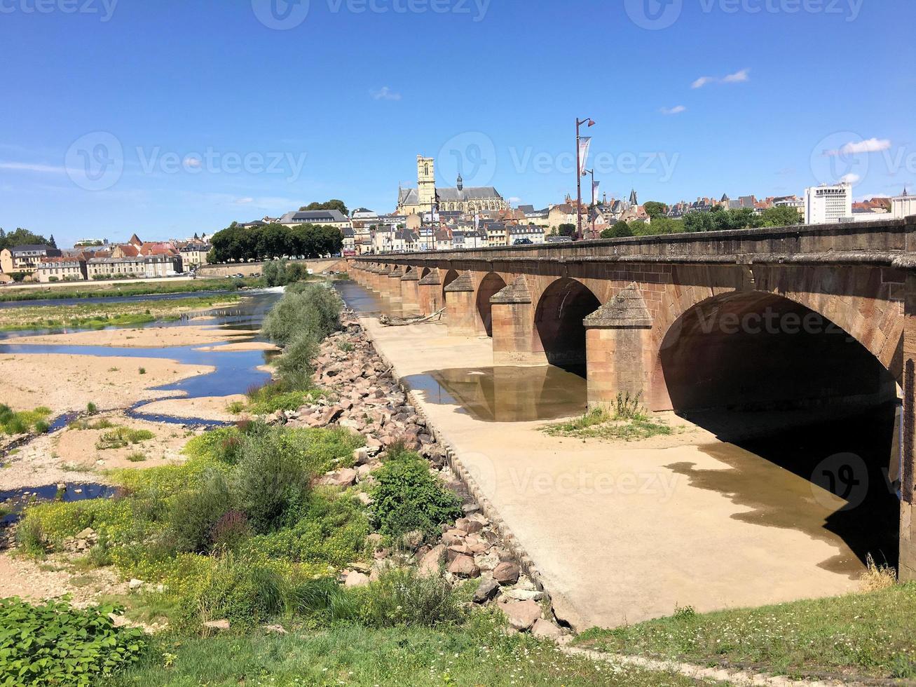 una vista de nevers en el centro de francia foto