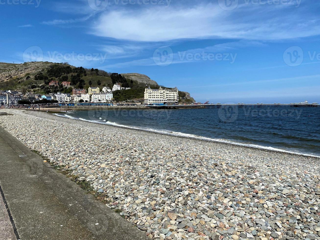 una vista de la costa norte de gales cerca de llandudno foto