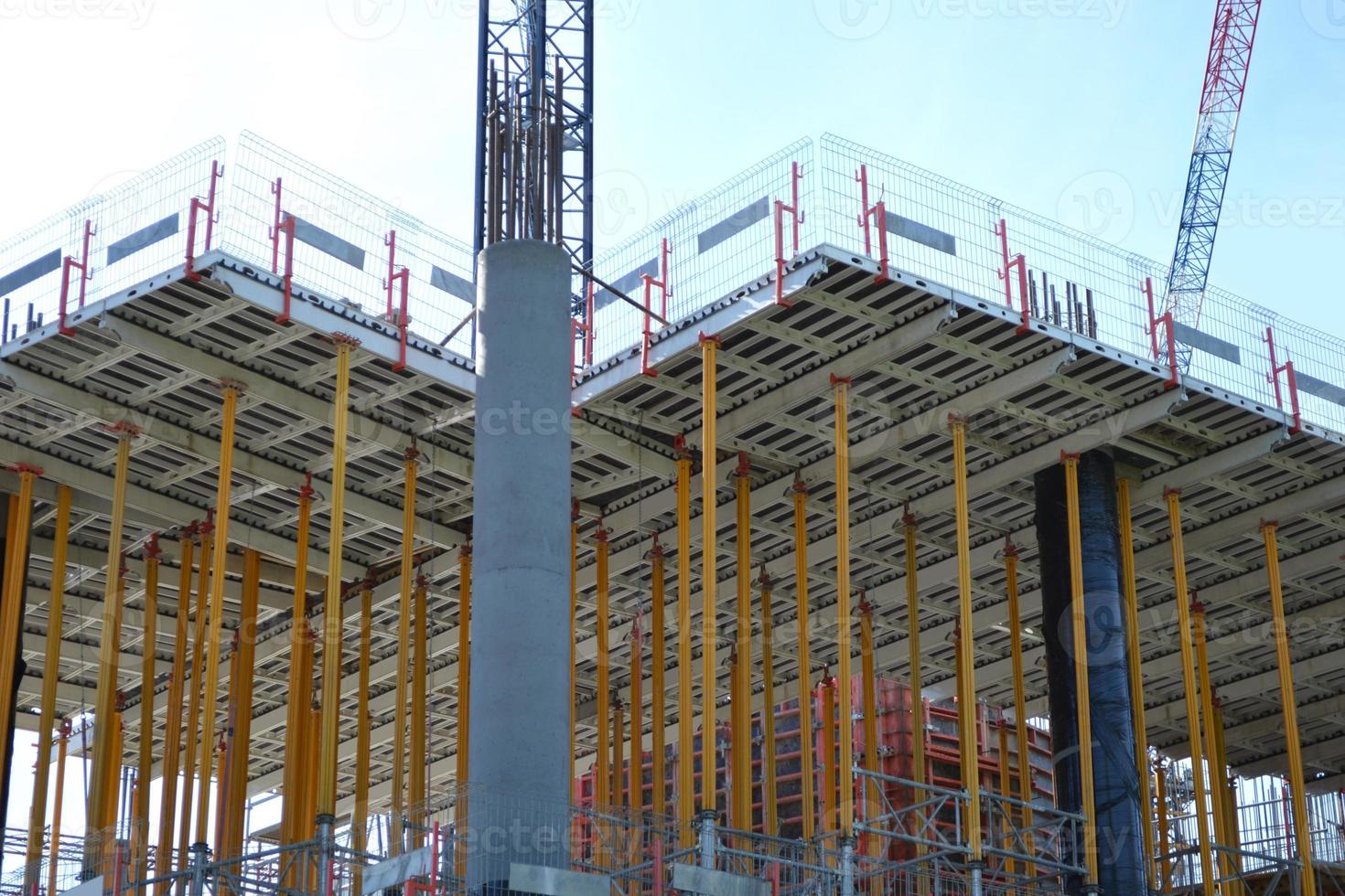 construcción de un edificio de oficinas con pilares de soporte de hormigón foto