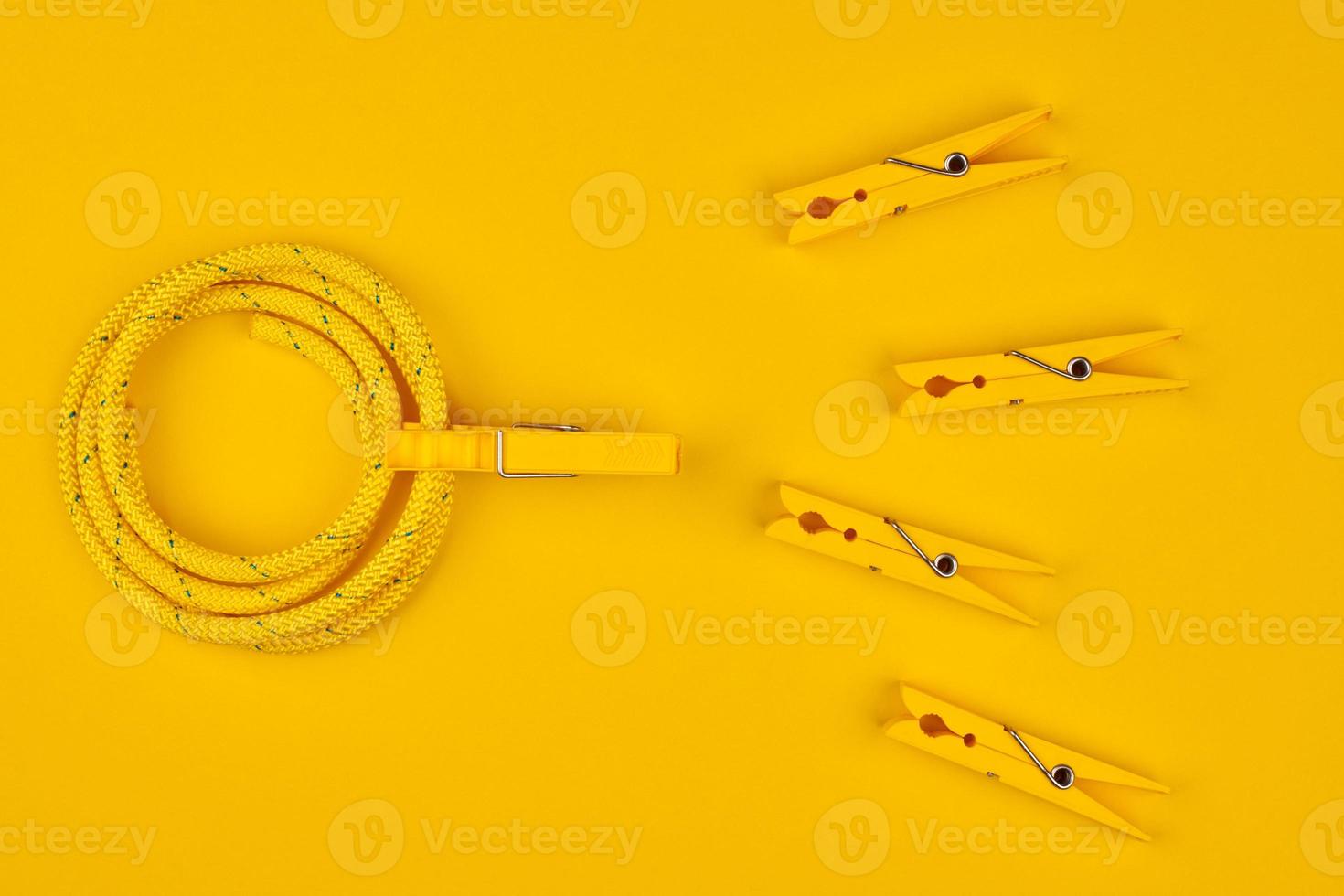 pinzas para la ropa amarillas y cuerda. foto