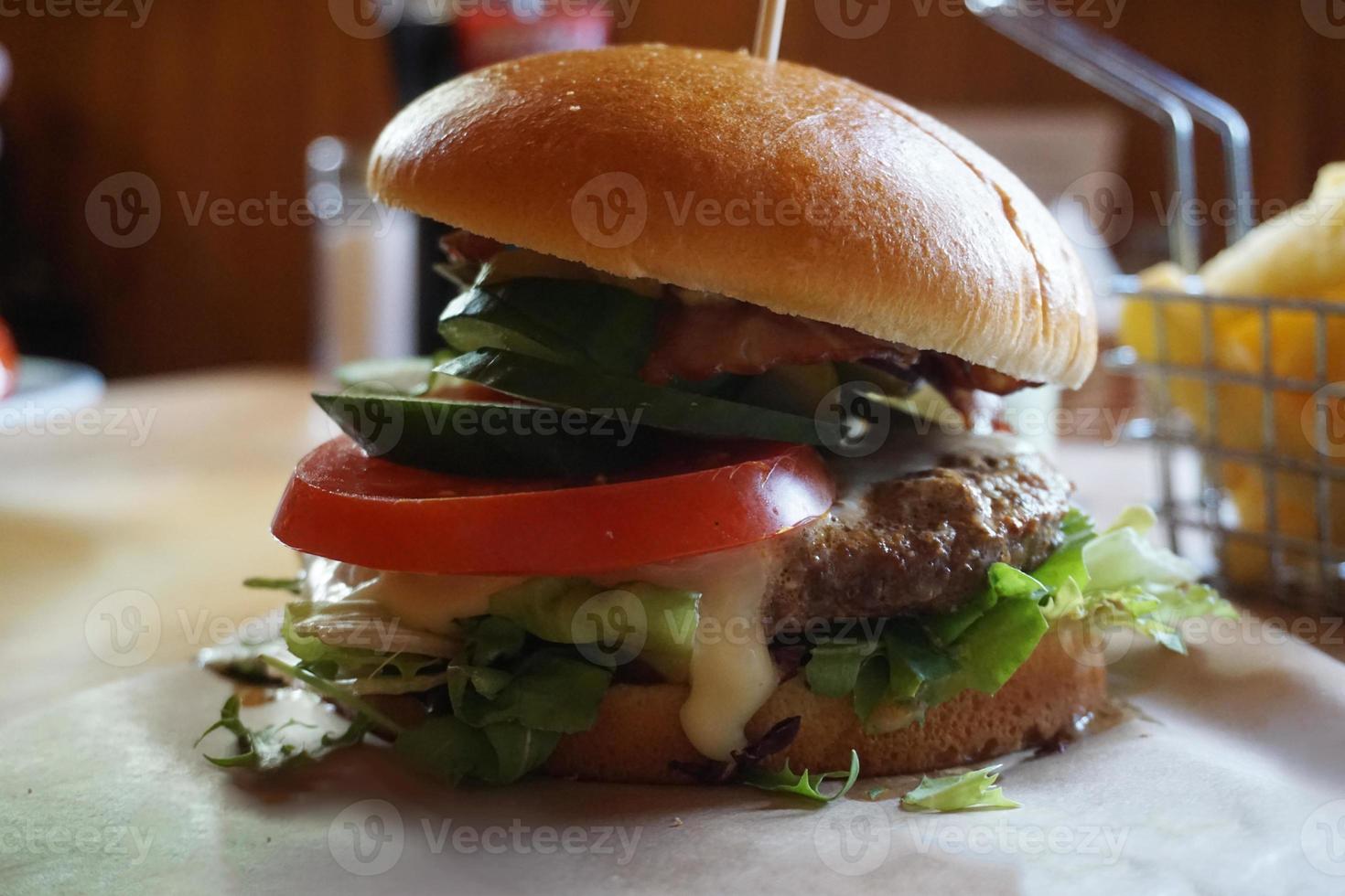 hamburguesa con tomate, lechuga y queso foto