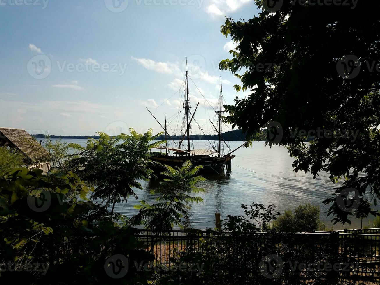 barco viejo atracado en agua de río o lago foto