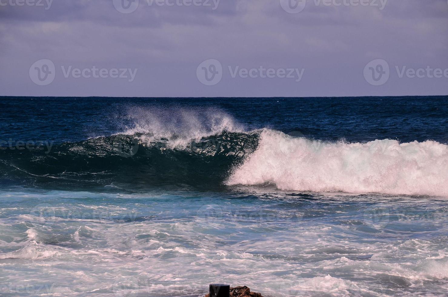 enormes olas del mar foto