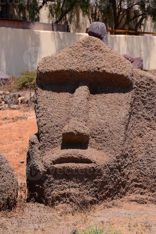 cabeza de piedra moai foto