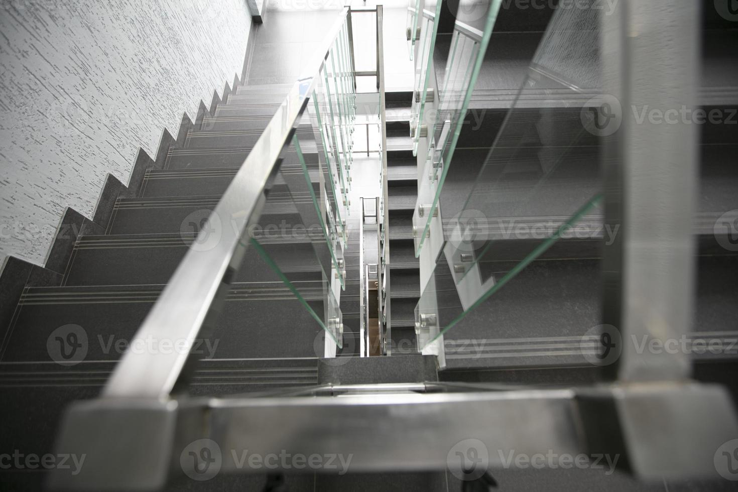 escalera en un edificio de oficinas de varios pisos. foto