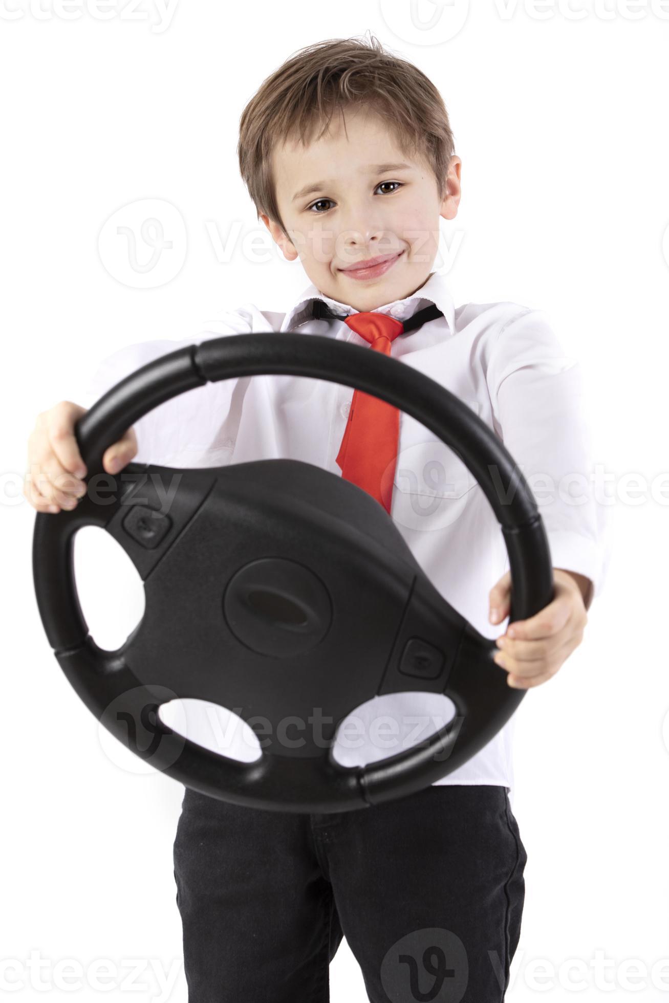 petit garçon drôle tient un volant de voiture. jeune conducteur sur fond  blanc. 18906749 Photo de stock chez Vecteezy