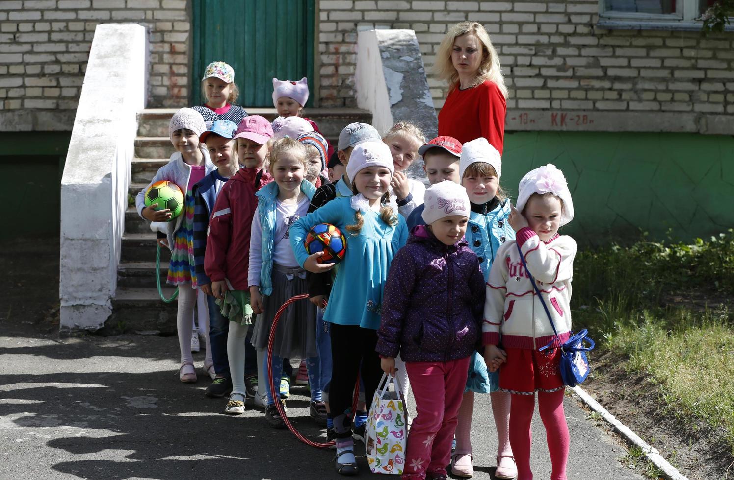 bielorrusia, la ciudad de gomil, 16 de mayo de 2016. jardín de infancia. un grupo de niños con un maestro sale a caminar. foto