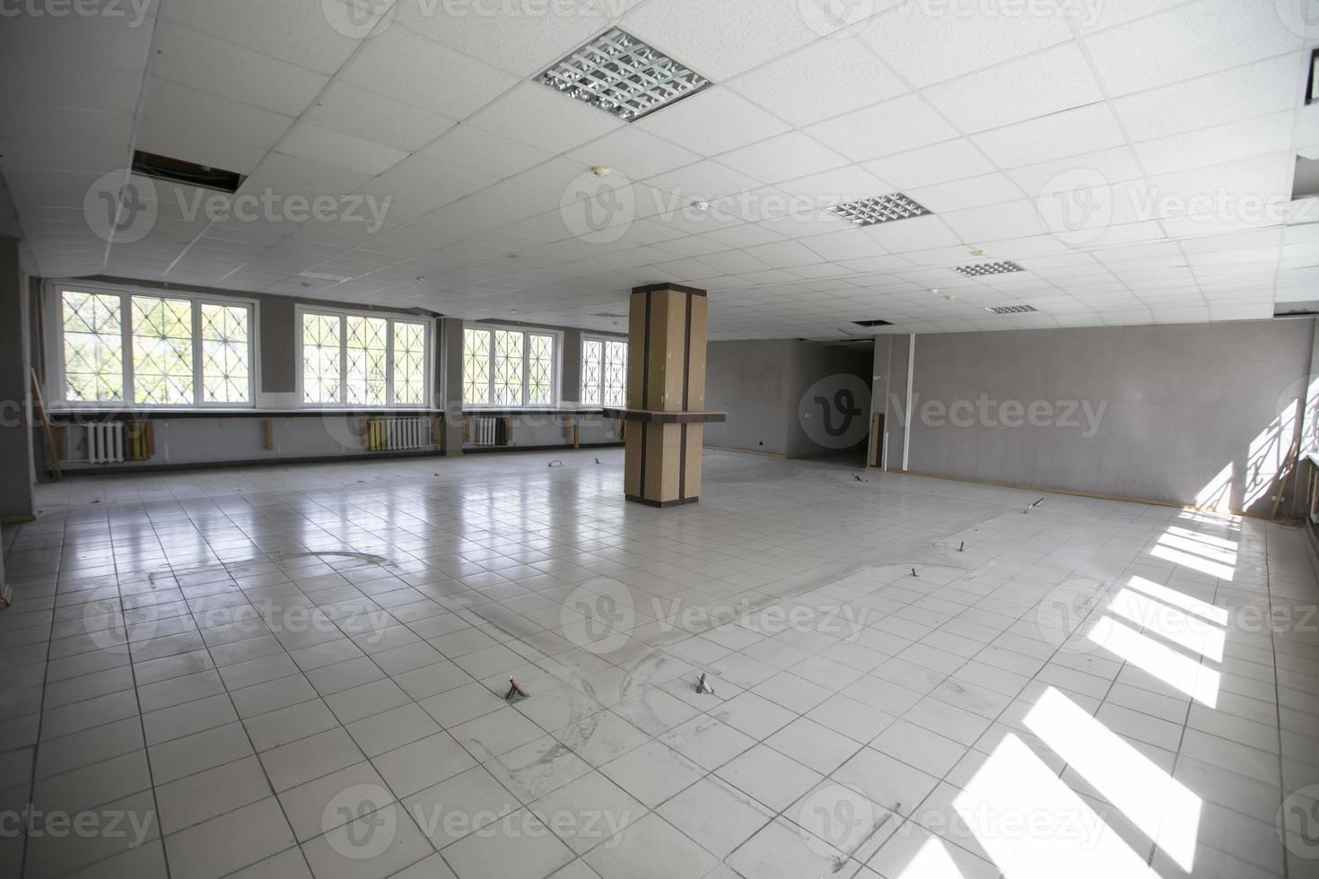 pasillo grande vacío en un edificio de oficinas. foto