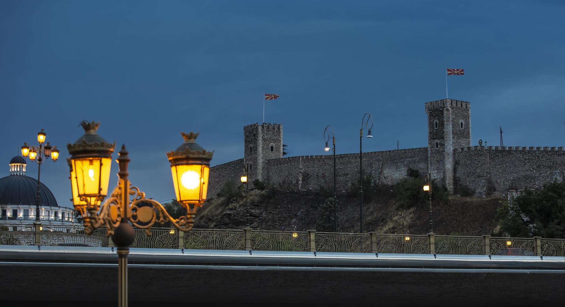 macedonia del norte, skopje 12 de julio de 2021- castillo de la ciudad por la noche skopje en macedonia por la noche y farola. enfoque selectivo foto