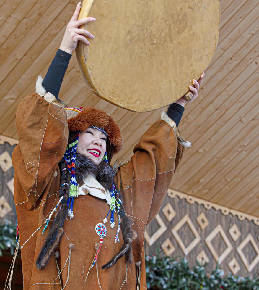 kamchatka, rusia - 16 de julio de 2023 - actuación de conjunto folclórico vestido de indígenas de kamchatka. foto