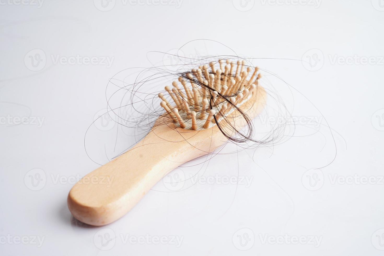 Caída de pérdida de cabello con cepillo de peine aislado sobre fondo blanco. foto