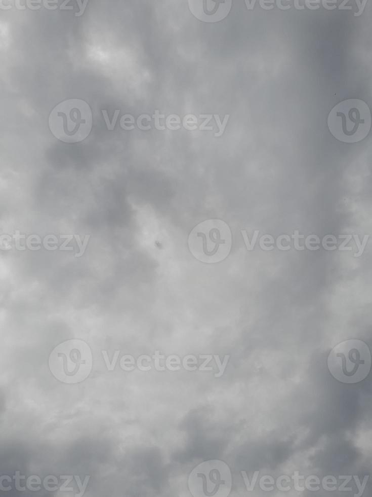 cielo oscuro con nubes durante el día en la isla de lombok, indonesia foto