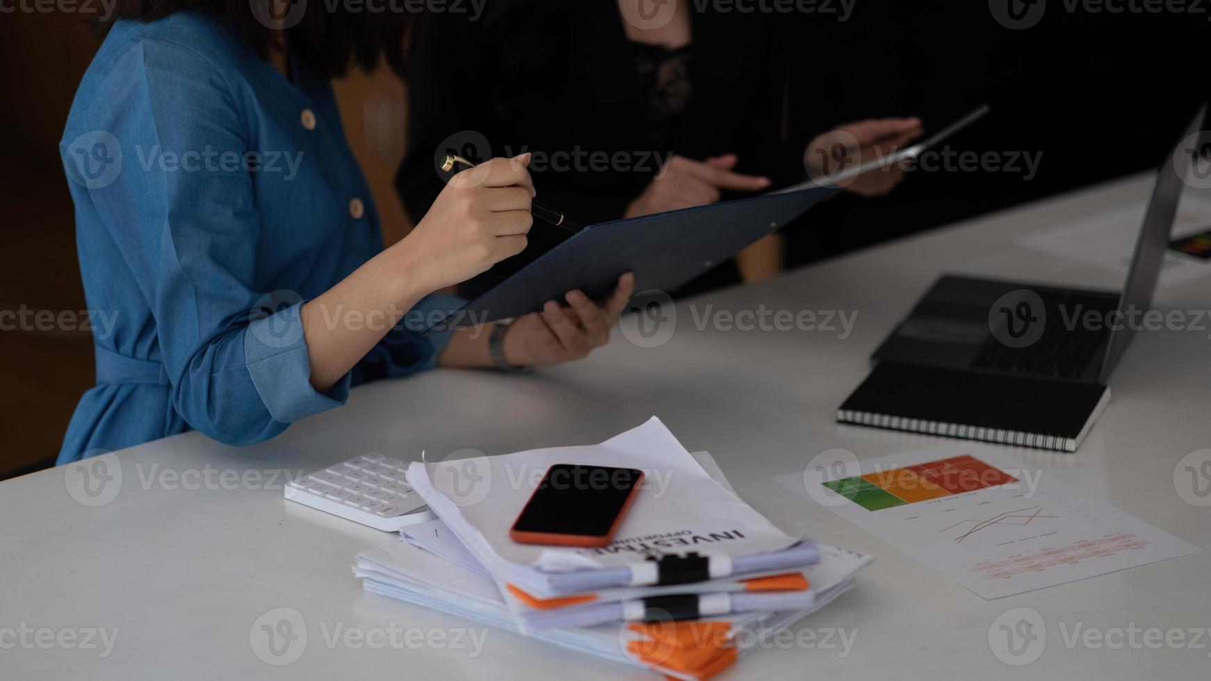 los empresarios se reúnen para analizar cifras de datos para planificar estrategias comerciales. concepto de discusión de negocios foto