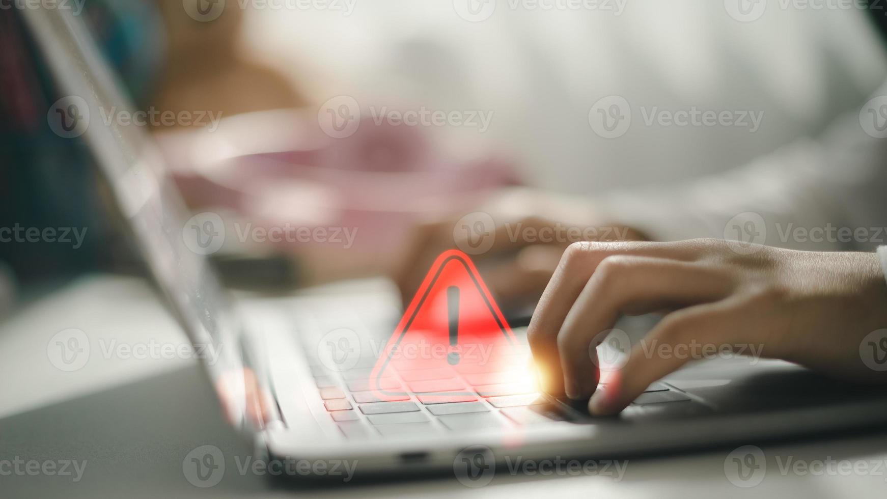 concepto de mantenimiento de error de notificación de computadora. programador o desarrollador que usa una computadora portátil con un triángulo de advertencia, signo rojo de exclamación, precaución de problemas. foto