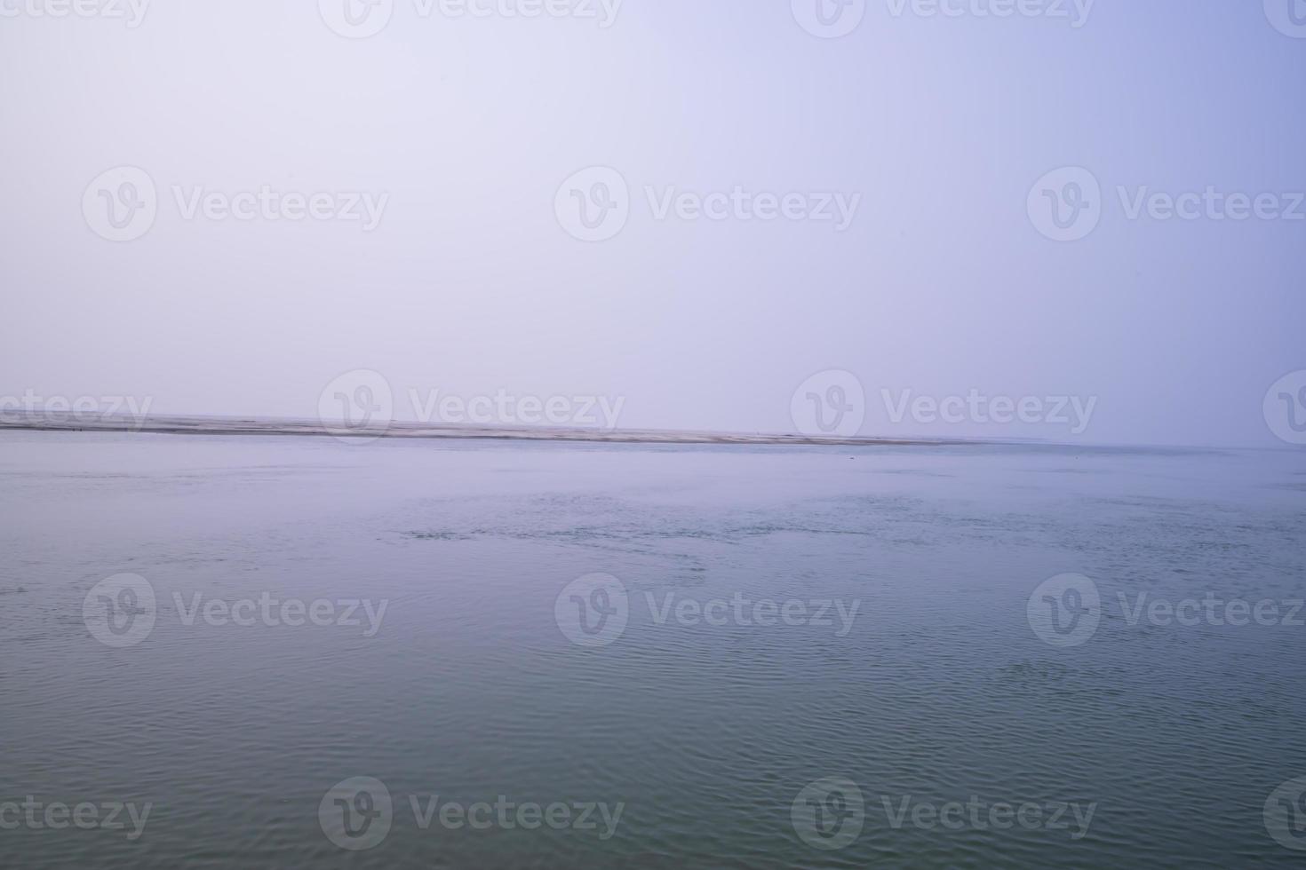 río padma bluewater e isla de arena con cielo azul hermosa vista del paisaje foto