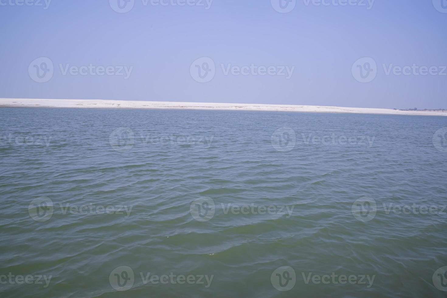 río padma bluewater e isla de arena con cielo azul hermosa vista del paisaje foto