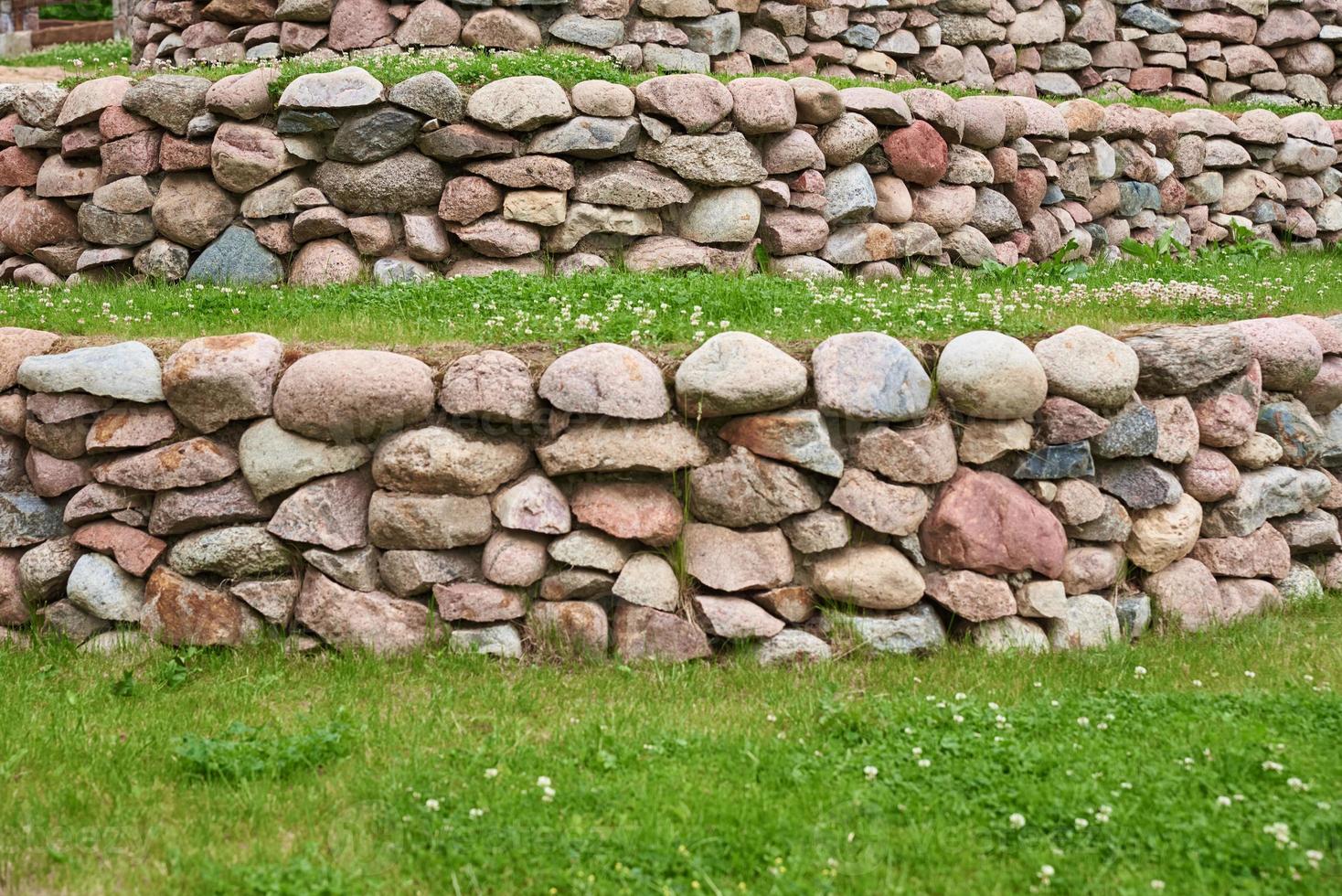 piedras y pasto verde, patio delantero. diseño de exteriores foto